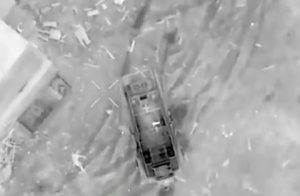 Warleaks 2701 Toreck. Rosyjski dron czeka, aż z transportera wyjdą żołnierze ukraińscy
