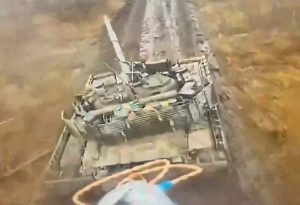 Warleaks 2733 Toretsk. Ukraina wprowadza do bitwy czołgi, próbując utrzymać budynki kopalni Toretskaja. Wszystkie pojazdy są zniszczone