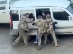 Warleaks 2768 Tchórz z ukraińskiego WCR specjalnie kopie "mobilizowanego" w kolana aby go okaleczyć