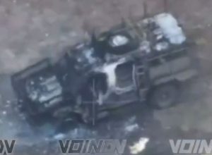 Warleaks 2949 Ukraiński BAT UMG pozostawił po sobie czarną smugę oleju do miejsca, w którym spłonął po trafieniu dronem