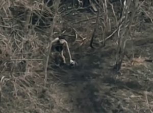 Warleaks 2966 Rosyjski dron atakuje pozycję ukraińską, z której startowały ich drony. Na nagraniu widać ukraińską żołnierkę