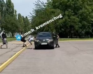 Warleaks 3025 W Krzemieńczuku doszło do ataku na samochód TCC - trzy nieznane osoby uderzyły w samochód, wybiły szybę i strąciły lusterko boczne. Komisarze wojskowi wyjechali w pośpiechu.