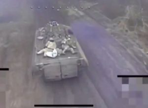 Warleaks 3027 Atak rosyjskiego drona na ukraiński transporter podczas gdy na jego pancerzu siedzą żołnierze