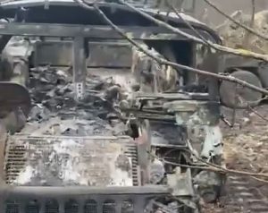 Warleaks 3037 Żołnierze tyłowi Ukrainy holują spalony amerykański HUMVEE