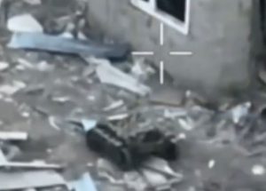 Warleaks 3042 Dron gąsienicowy podjechał pod ukraińską kryjówkę