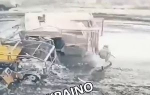 Warleaks 3083 Marzec - Obwód Kurski - Ukrainiec biega dookoła transportera aby zgubić drona