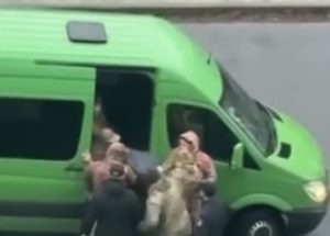 Warleaks 3093 Dniepropietrowsk (Ukraina), pobity i wciągnięty do minibusa