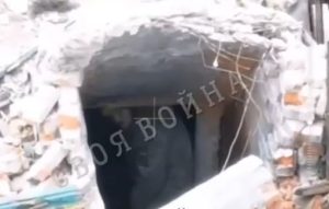 Warleaks 3145 Walki uliczne w Wołczańsku, dwóch ukraińskich żołnierzy wbiegło do piwnicy, w której już byli Rosjanie, jeden od razu padł od kuli, drugi został dobity w walce wręcz