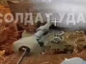 Warleaks 3184 Rosjanie niszczą działo samobieżne M109 „Paladin”, kierunek Pokrovskoe. Dwie osoby ubrane po cywilnemu – prawdopodobnie Siły Zbrojne Ukrainy - jednak rosyjski pilot odpuszcza.