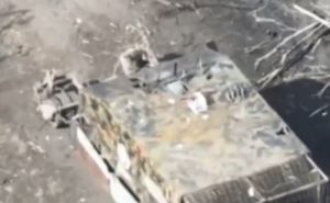 Warleaks 3186 Rosyjskie i ukraińskie nagrania z akcji ataku, w której rosyjski czołg z osłonami typu "mangał") został kilkukrotnie trafiony dronami, ale Rosjanie go odholowali i naprawili.