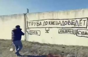 Warleaks 3198 Akim Apachev został ukarany grzywną w wysokości 70 tysięcy rubli za występ z malowidłem ściennym w Sudzha. Nie stawił się w sądzie.