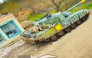 Warleaks 3223 Rosyjski Aigir niszczy czołg ukraińskich sił zbrojnych i pojazd opancerzony NATO w rejonie Torskoje