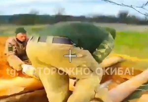 Warleaks 3233 Ukraińcy posłuchali głupich rad, ze jak leci dron i nie będziesz się ruszać to ciebie nie zauważy