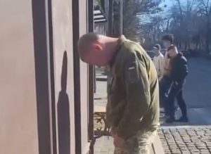 Warleaks 3246 Ukraiński żołnierz (zapewne TCC) pyta ze zdumieniem przechodnia: "co ty robisz?"